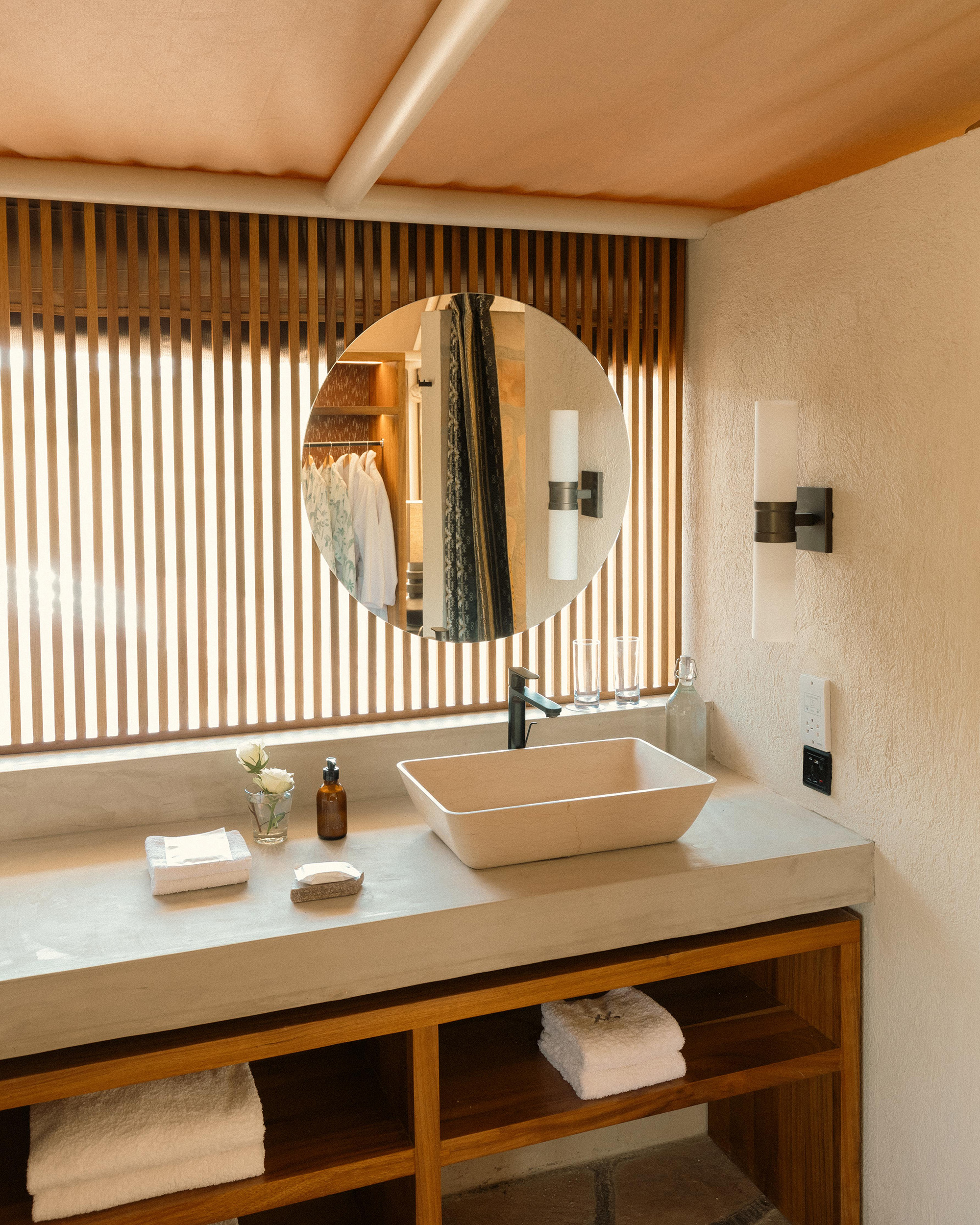 resort room bathroom